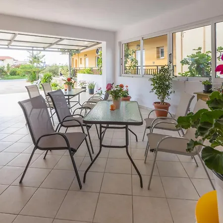 Appartement Anthi & *